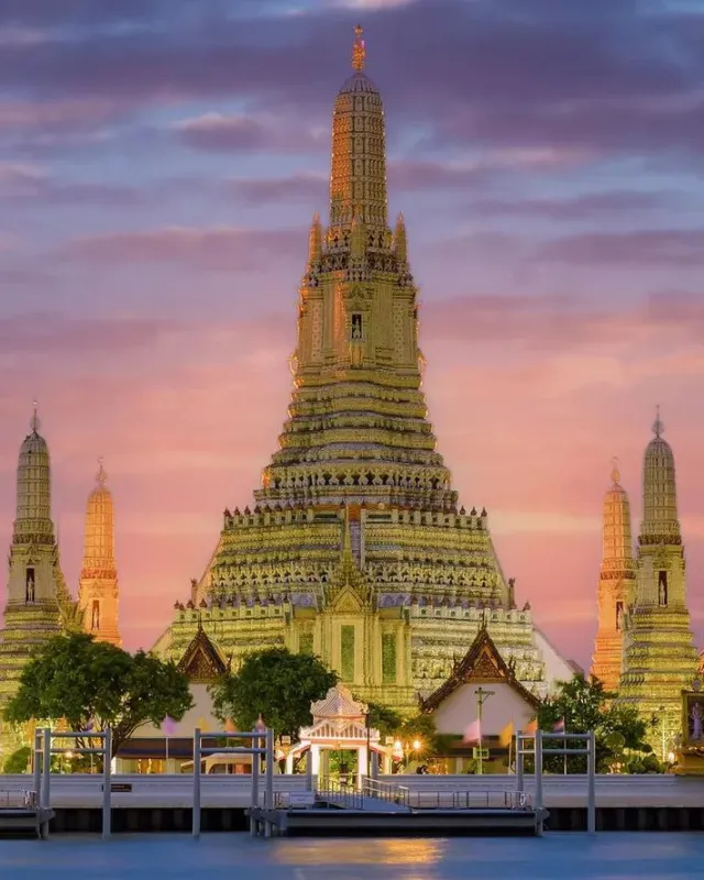 Wat Arun at dusk, Bangkok
