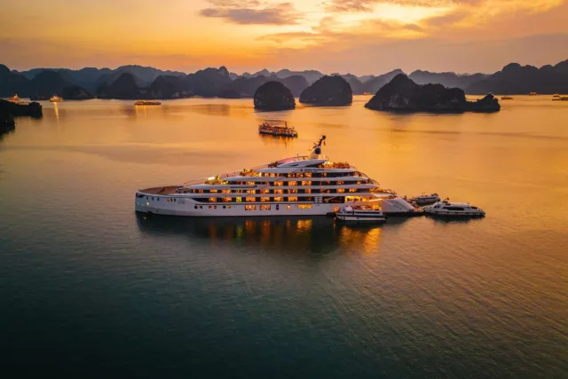Cruise at sunset, Ha Long Bay