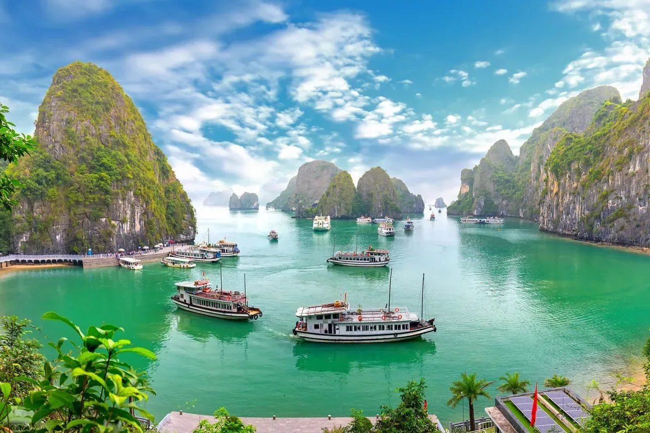 Vietnam Travel Guide: Hanoi, Halong Bay, Da Nang & Saigon